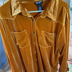 Wrangler Retro Velvet Shirt in Warm Gold